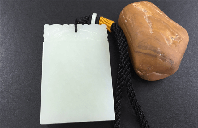 和田玉无事牌还能再加工吗？我劝你最好不要！   第2张