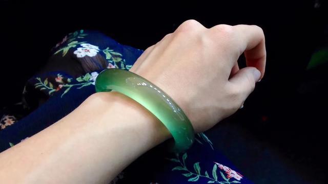 黑乌沙翡翠原石红锈斑斑特点几万，几十万的翡翠和几百万的，差别居然在这里！   第2张