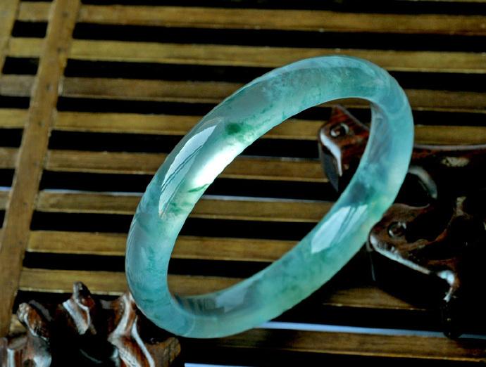 白色翡翠项链手镯越通透价格越高吗？今天，我们来谈谈翡翠手镯的养护技巧！   第3张