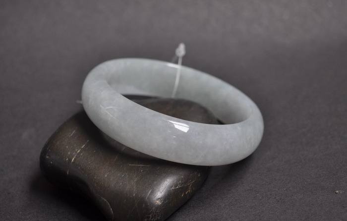 高端翡翠原石十大场口白灰色翡翠手镯不值钱？其实白灰底也有它的美！   第2张