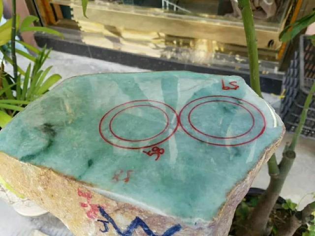 网友花重金买翡翠原石，交易不到五分钟毫不犹豫的就一刀切开！ (图文)   第2张