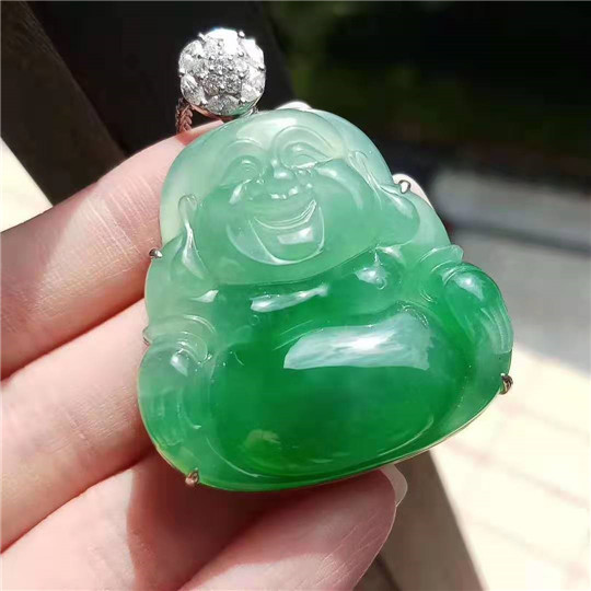 翡翠神佛类的雕刻，鉴赏需要注意些什么？   第7张