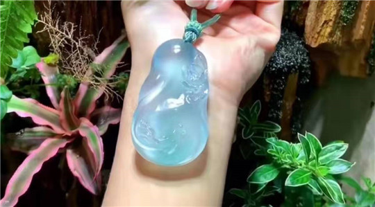 糯种翡翠图片高颜值翡翠赏析   第3张