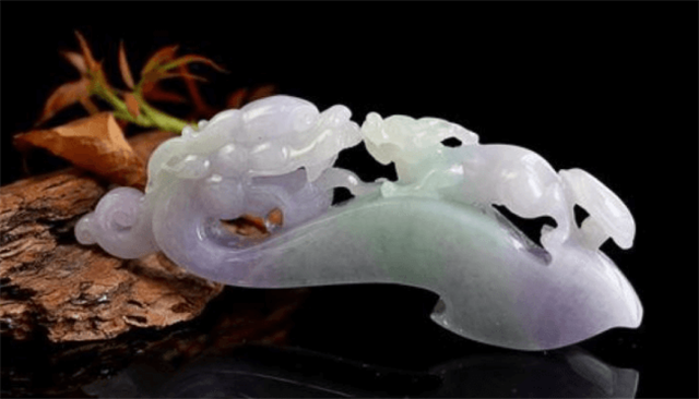 春带彩翡翠春带彩的翡翠价格是多少？我们在挑选时应注意些什么？   第3张