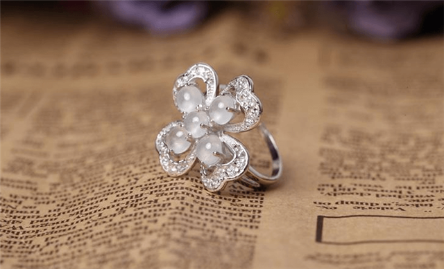 老年人买翡翠白冰翡翠价格相对实惠，风格简单受年轻人欢迎   第2张