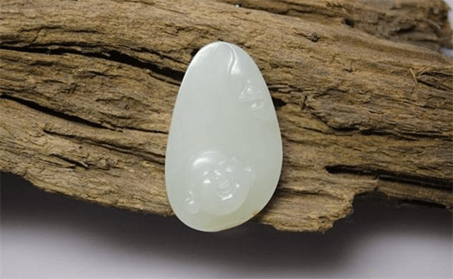 翡翠玉手镯怎么挑选和田玉籽料是发灰的都不好吗？其实闪灰料也有它的美！   第2张