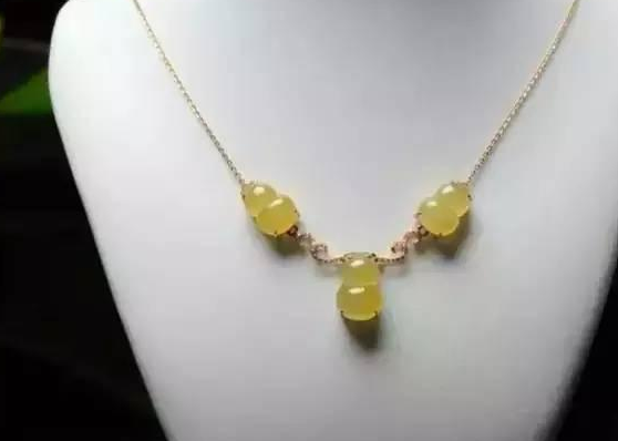 一千块钱翡翠手镯看脸型买什么样的翡翠搭配   第9张