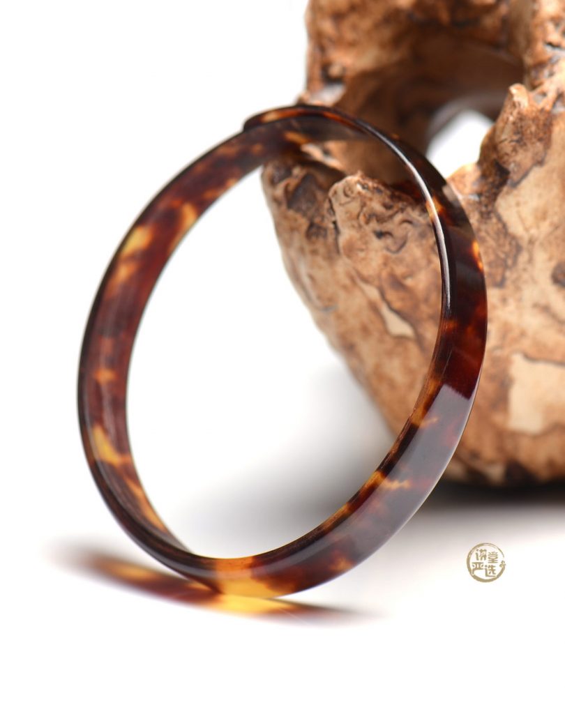 油绿翡翠玳瑁什么颜色好 玳瑁怎么挑   第3张