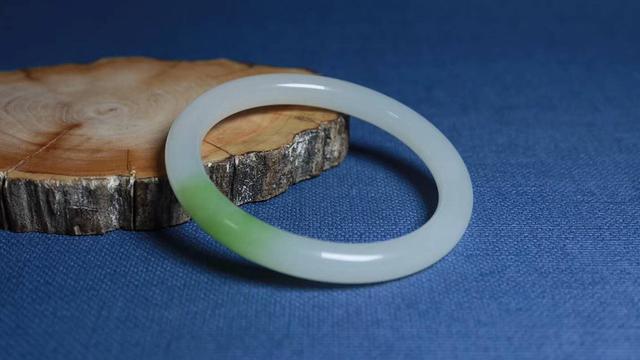 冰种白冰翡翠看了翡翠与和田玉的区别，知道应该选择翡翠还是和田玉了吗？   第3张