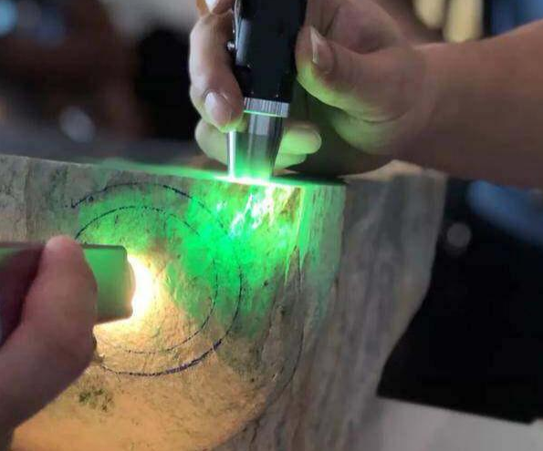 为什么有钱人都买玉，不去投资股市房产？   第13张