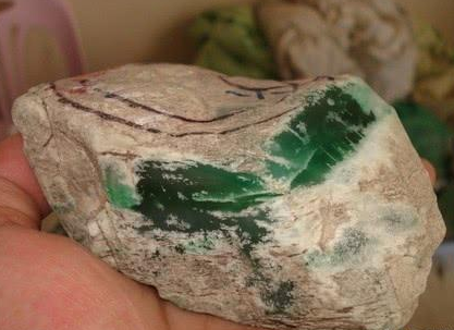 翡翠古董手镯的价格懂得了翡翠赌石的“十不信”，你还会傻傻的赌原石吗   第4张