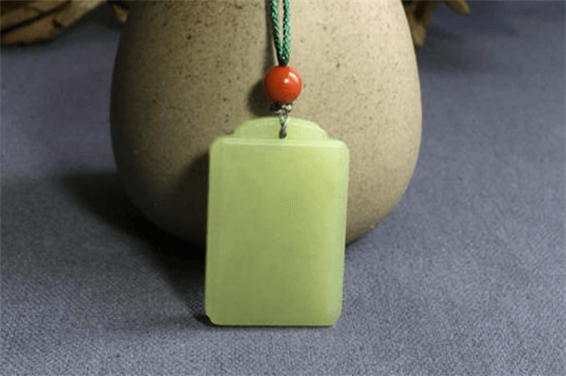 翡翠手镯色根扩散和田玉无事牌怎么保养？你懂得如何保护好你的和田玉无事牌吗？   第4张