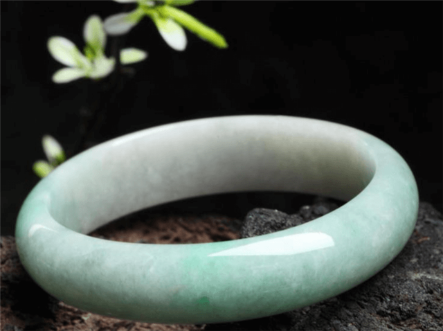 北京翡翠鉴定中心地址富贵戴双镯，拥有两只翡翠手镯到底要怎么戴？   第3张