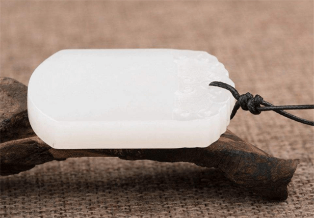 籽料无事牌大概什么价？这么贵的宝贝该如何挑选？   第3张