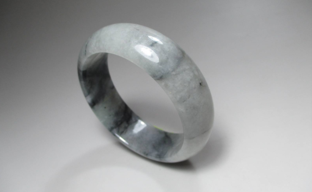 高端翡翠原石十大场口白灰色翡翠手镯不值钱？其实白灰底也有它的美！   第3张