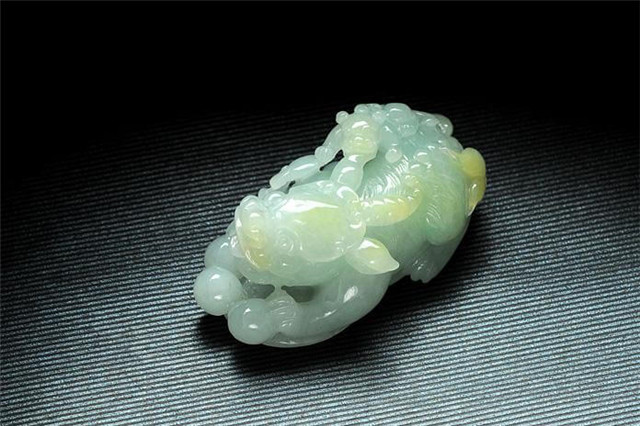 假冰种玻璃种翡翠图片a货绿翡翠貔貅的价格是多少？影响翡翠貔貅价格的因素有哪些？   第3张