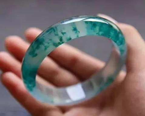 翡翠原石怎么好销售翡翠“手镯王”惊现苏富比拍卖会，估价一个亿   第13张