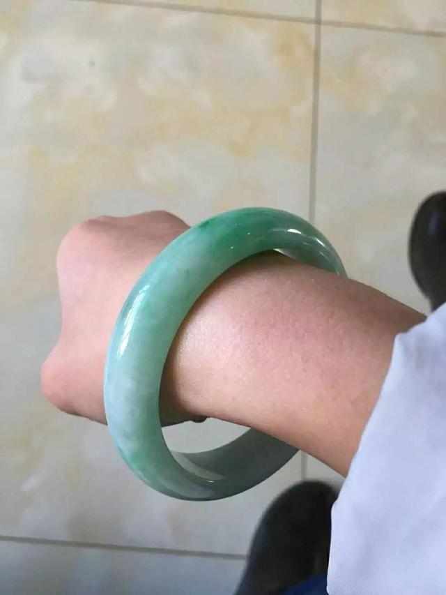 网友花重金买翡翠原石，交易不到五分钟毫不犹豫的就一刀切开！ (图文)   第7张