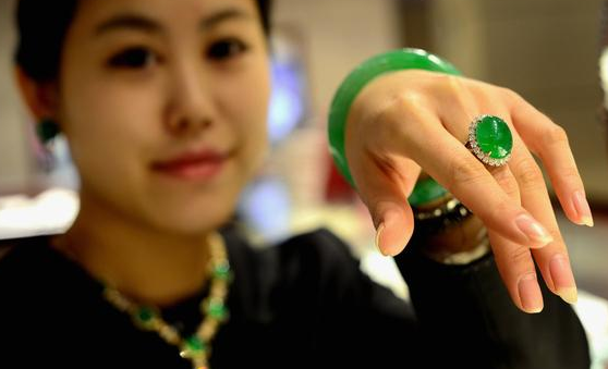 如何鉴别玉斧玉器翡翠价值逐渐上涨，背后的原因是不可再生   第3张