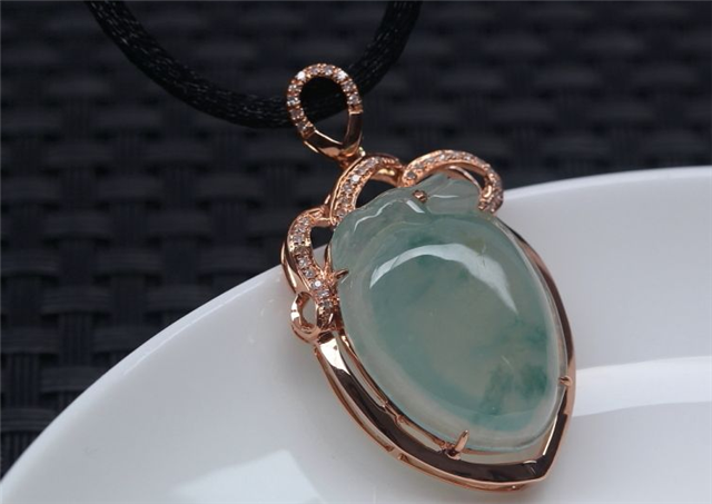 新买的翡翠观音吊坠什么戴比较合适翡翠近年价格走势你知道吗？牢记它是艺术品！   第3张