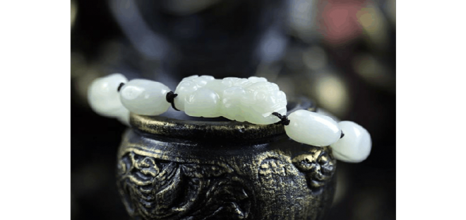 貔貅带手上头朝哪边 貔貅手链的朝向讲究什么 