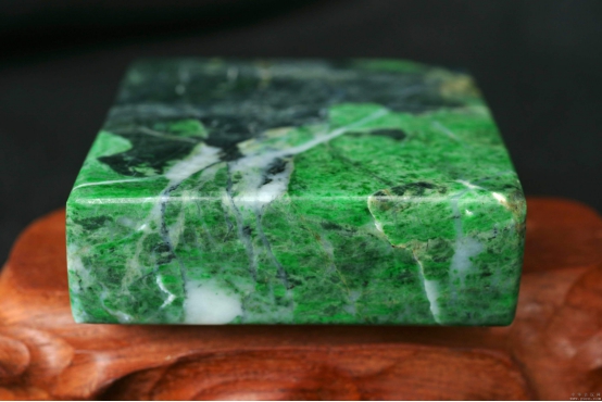 茂名翡翠手镯佩戴翡翠应该注意哪些问题？ 