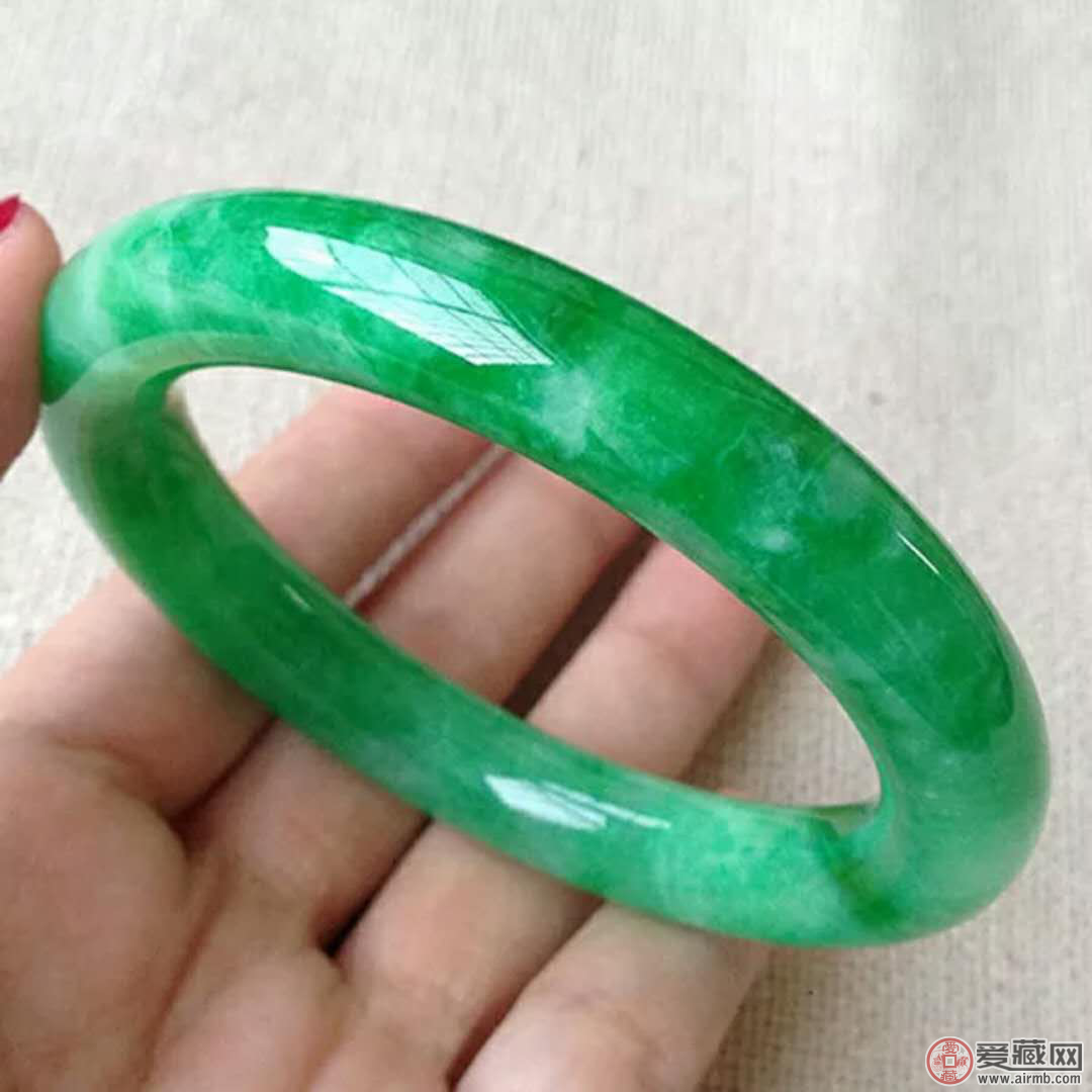 老翡翠多少钱怎么鉴别玉手镯的好坏？玉手镯鉴定专家这么说   第1张