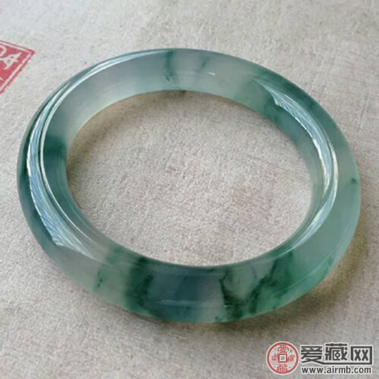 翡翠手镯冰糯种飘花翡翠玉镯挑选需要考虑哪些因素？   第1张