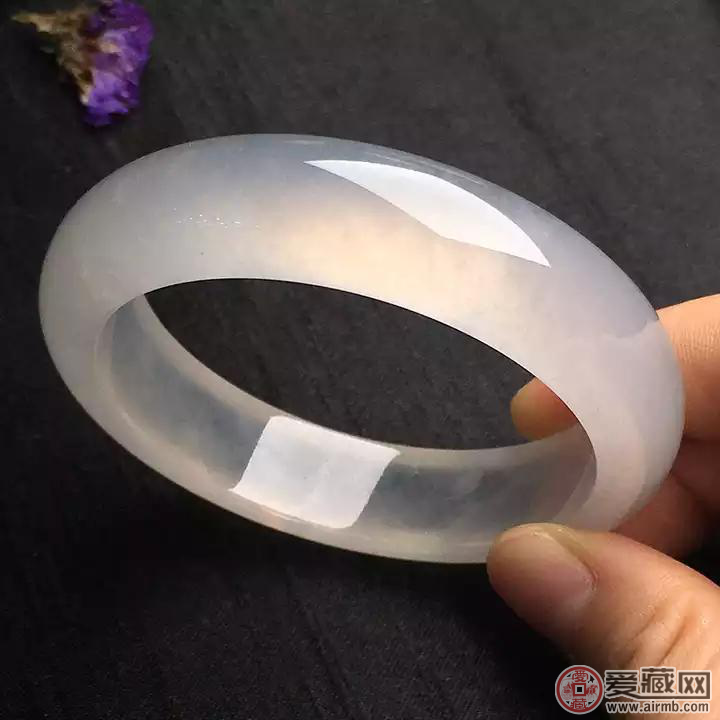 白冰翡翠手镯受欢迎吗？我们来了解一下 