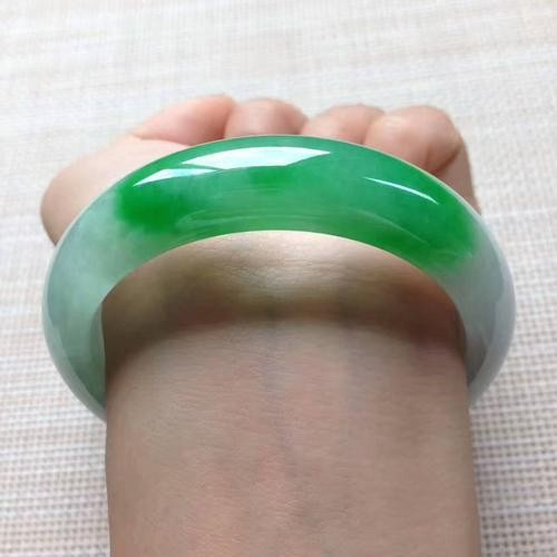 买什么牌子的翡翠手镯广州平洲玉镯批发市场好吗 玉是真的吗 