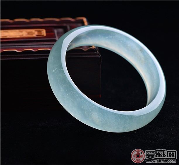 翡翠手镯和玉手镯哪个好？有什么区别？   第2张