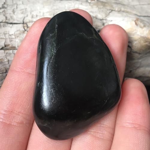 翡翠包镶戒指墨玉籽料极品不透光吗 如何鉴别真伪 