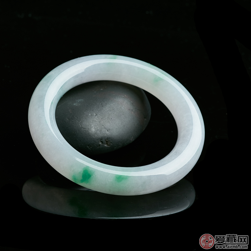 翡翠手镯出现裂痕怎么挑选A货飘花翡翠手镯的飘花？A货飘花翡翠手镯挑选知识   第2张