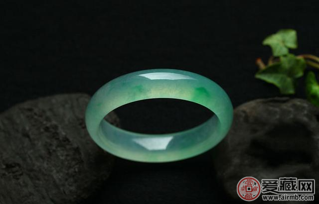 老翡翠手镯价格及图片为什么翡翠会越戴越活？ 