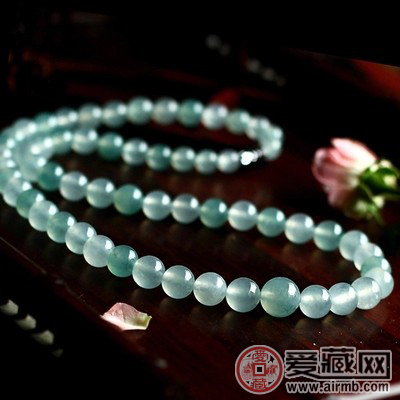 杨梅皮赌色的翡翠原石如何挑选合适的翡翠珠链？翡翠珠链有哪些选购攻略？ 
