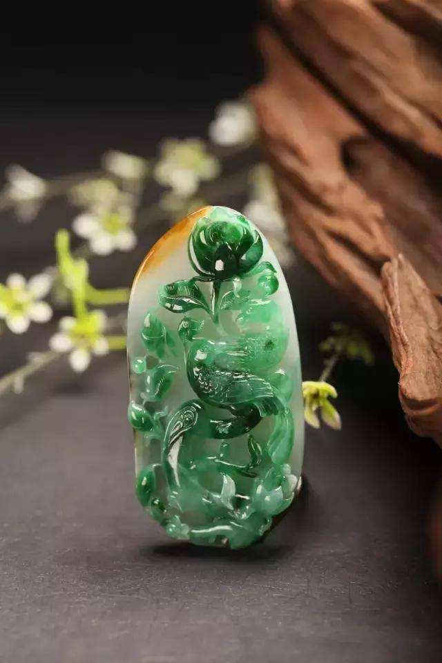 佩戴翡翠花牌有什么寓意 翡翠花牌代表的含义 