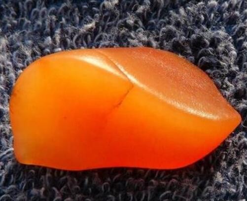 金丝玉对人体有辐射吗 金丝玉有什么好处 