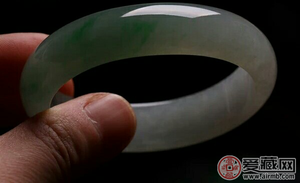 翡翠豆角挂件图片【玉手镯选购】怎么挑选玉手镯？有哪些选购注意事项   第1张