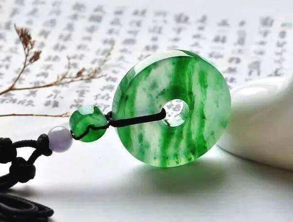 翡翠叶子挂件什么是翠丝种翡翠 翠丝种翡翠的辨别方法 