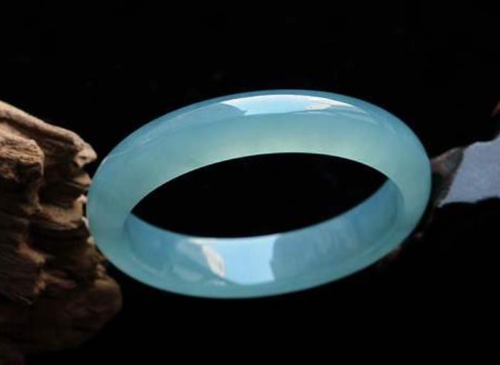 肉粗藓翡翠手镯翡翠玉如何评定真伪?一碗水足够！ 