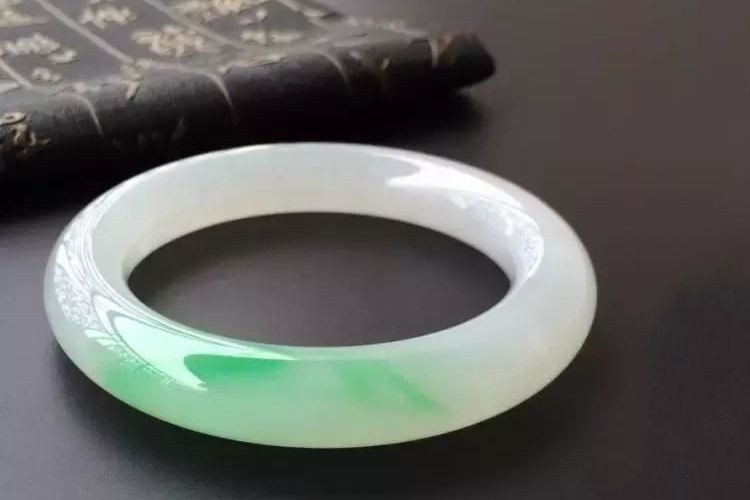 翡翠吊坠4000元昆仑玉手镯的价格大概是多少 如何鉴别真伪 