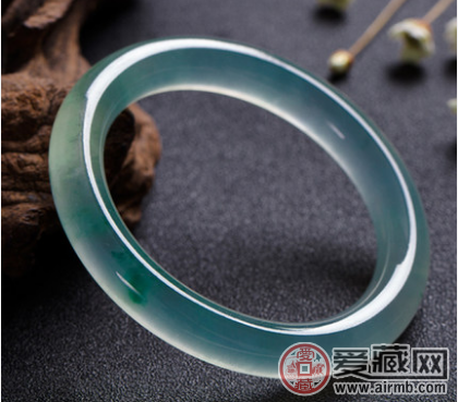 玻璃种红翡翠图片【挑选技巧】如何挑选一只美丽又适合自己的翡翠手镯呢？   第2张