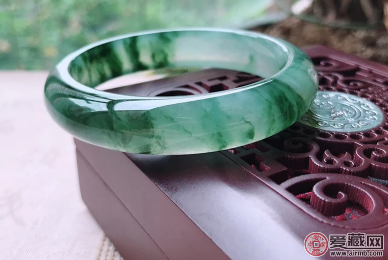 万把块的翡翠吊坠翡翠佩戴与保养需要注意什么问题?翡翠保养注意事项   第2张