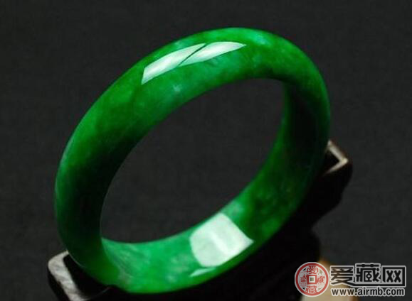 风化老翡翠原石帝王绿翡翠多少钱？评判的标准是什么？   第2张