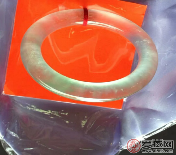 翡翠手镯怎样辨真假白玻璃种翡翠手镯的护养之道 