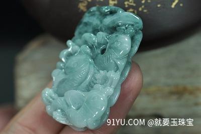 蓝白翡翠手镯怎样选择翡翠送礼物？哪些群体合适配戴什么样子的翡翠？ 