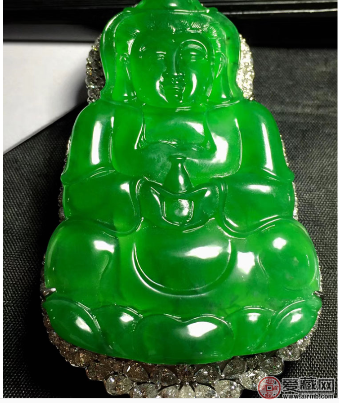 翡翠玉石雕刻黑白图案翡翠会影响人的身体健康吗？ 