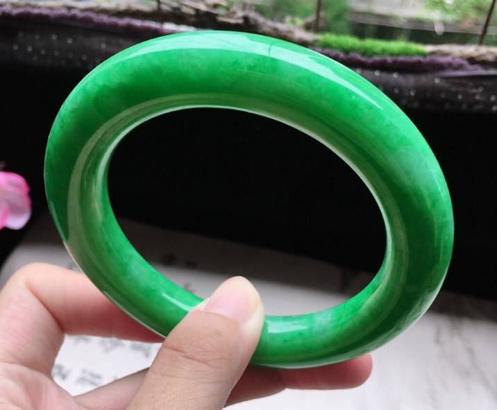 翡翠玉镯子价格及图片配戴翡翠镯子的注重 实际意义 常见问题 