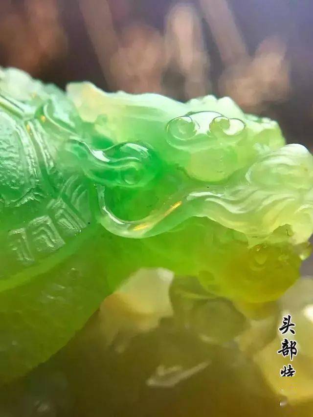 一块大马坎黄加绿翡翠原石，起货盼君荣归摆件，惊艳四座！  第7张