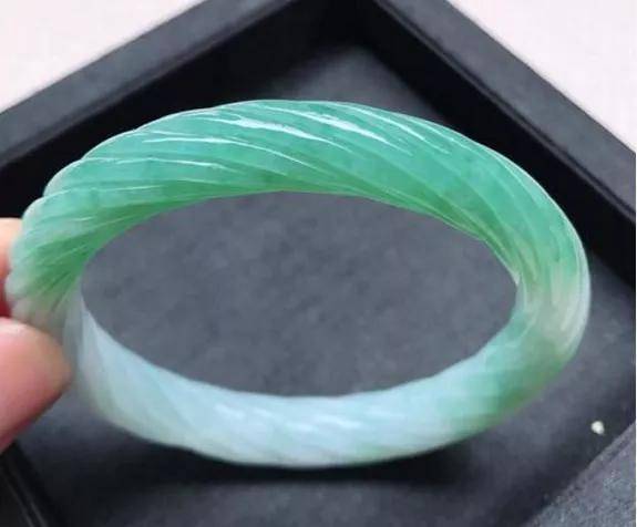 不同价位的翡翠手镯都长什么样？凭何价差千倍？！  第4张